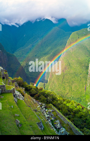 Pérou MACHU PICCHU le Double arc-en-ciel sur l'ancien terrasses Inca de Machu Picchu Banque D'Images