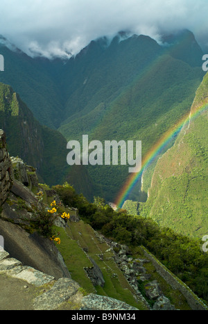 Pérou MACHU PICCHU le Double arc-en-ciel sur l'ancien terrasses Inca de Machu Picchu Banque D'Images