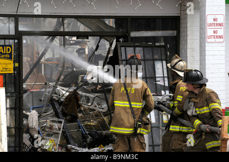 Pompiers lutter contre un incendie dans une épicerie espagnole de Riverdale, Maryland Banque D'Images