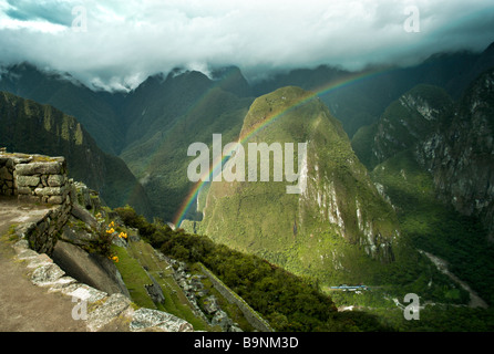 Pérou MACHU PICCHU le Double arc-en-ciel sur l'ancien terrasses Inca de Machu Picchu Banque D'Images