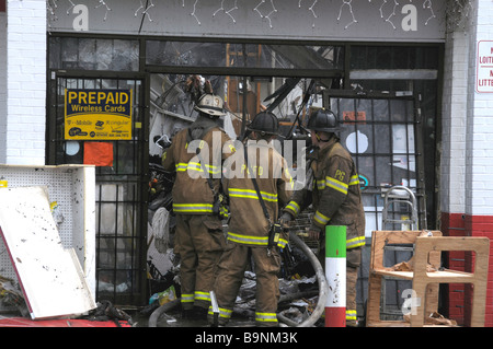 Pompiers lutter contre un incendie dans une épicerie espagnole de Riverdale, Maryland Banque D'Images