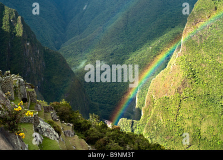 Pérou MACHU PICCHU le Double arc-en-ciel sur l'ancien terrasses Inca de Machu Picchu Banque D'Images