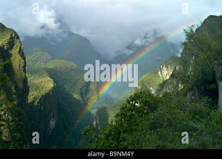 Pérou Machu Picchu Machu Picchu sur des arcs-en-ciel Double avec la rivière Urubamba et la vallée ci-dessous Banque D'Images