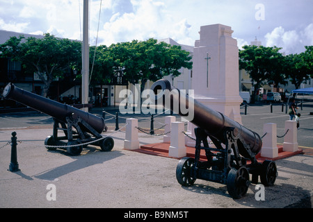 Deux vieux canons sur King s Square St George Bermudes Banque D'Images