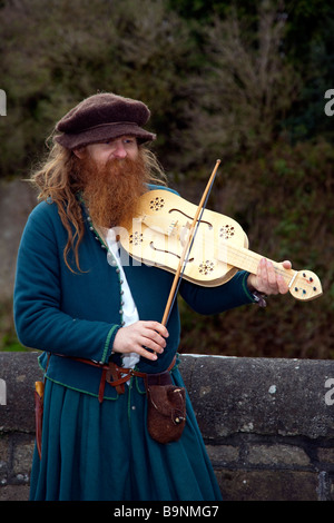 L'errance de déplacement (MR) bande de ménestrels, interprétant des chansons, un artiste de l'Europe médiévale, un musicien, chanteur, personnage animal fantastique à Hawick.UK Banque D'Images