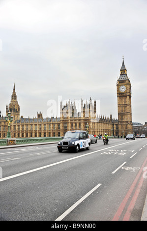 Taxi Londres Westminster Bridge crossing Banque D'Images