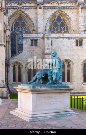 La statue de Constantin le Grand à l'extérieur de la cathédrale de York Cathédrale gothique dans la ville de York, Angleterre Banque D'Images