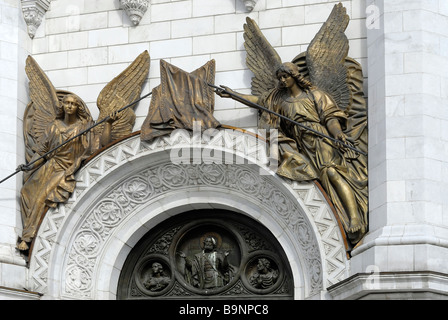 Deux anges en bronze au-dessus de l'entrée dans la Cathédrale de Christ le sauveur de la Russie Moscou Banque D'Images