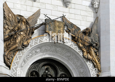 Deux anges en bronze au-dessus de l'entrée dans la Cathédrale de Christ le sauveur de la Russie Moscou Banque D'Images