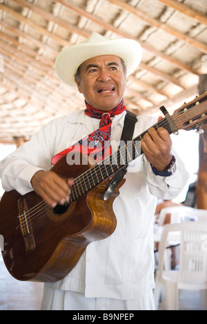 Trovadore au chanteur guitariste Mexicain restaurant Pelicano Puerto Morelos Yucatan, jouer a Requinto Romantica Banque D'Images