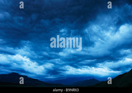 Un soir moody ciel au-dessus de la vallée de la Tugela avec les montagnes du Drakensberg au-delà, KwaZulu Natal, Afrique du Sud Banque D'Images