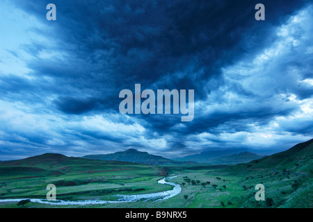 Un soir moody ciel au-dessus de la vallée de la Tugela avec les montagnes du Drakensberg au-delà, KwaZulu Natal, Afrique du Sud Banque D'Images