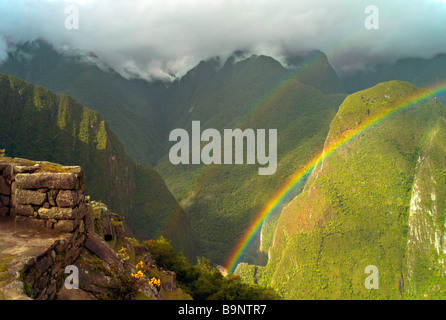 Pérou MACHU PICCHU le Double arc-en-ciel sur l'ancien terrasses Inca de Machu Picchu Banque D'Images