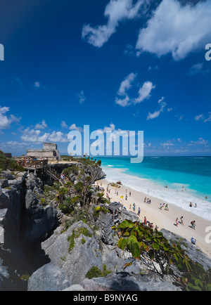 Mexique Yucatan - Tulum Xpu-Ha plage avec le château de l'ancien site à gauche Banque D'Images