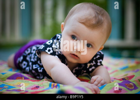 Baby Girl lying in cot Banque D'Images