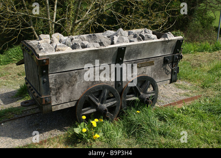 Camion de charbon sur le canal de Brecon et Monmouth Banque D'Images