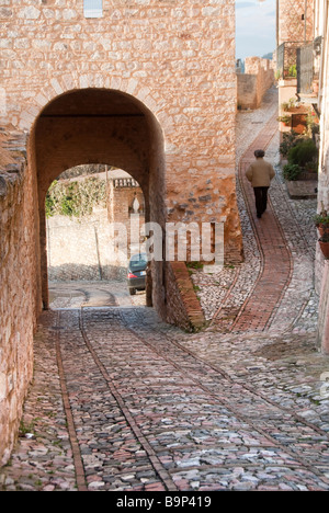 L'ancienne porte romaine de Vénus ou Venere avec les 12 tours de recto verso dans la ville ombrienne Properce de Spello Banque D'Images