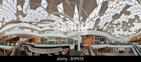 Panorama de 360 degrés de l'intérieur du centre commercial Westfield Shepherds Bush dans l'ouest de Londres Banque D'Images