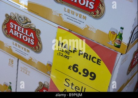 Cheap booze Ecosse moitié prix Stella Tesco mars 2009. €1,37 par litre - 284ml multipack même coût 2017 31,90 €/l d'alcool prix unitaire minimum Banque D'Images