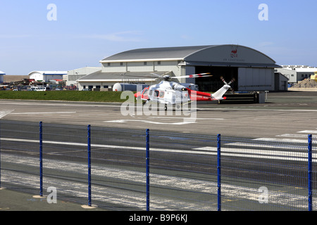 L'hélicoptère atterrit à resscue garde-côtes de la nouvelle base d'hélicoptères de la Garde côtière HM à Portland Dorset Angleterre Banque D'Images