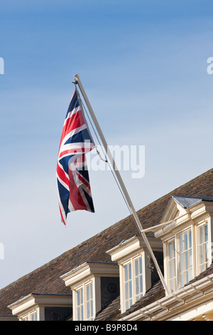 L'Union flag Union Jack survole le conseil des bureaux de Stratford Upon Avon Distric Conseil contre un ciel bleu Banque D'Images