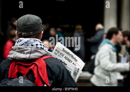 Un homme vente de copies de la Socialist Worker journal lors d'une manifestation Banque D'Images