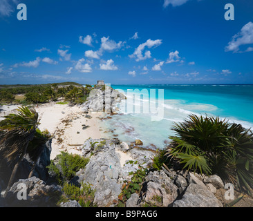 Mexique Yucatan Tulum 2009 l'ancienne ville fortifiée en ruines Mayas avec des temples. Turtle Bay avec le Temple des vents Banque D'Images