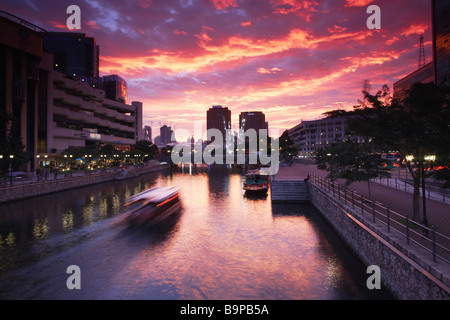 Coucher du soleil le long de la rivière Singapour, Singapour Banque D'Images