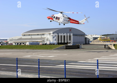 L'hélicoptère atterrit à resscue garde-côtes de la nouvelle base d'hélicoptères de la Garde côtière HM à Portland Dorset Angleterre Banque D'Images