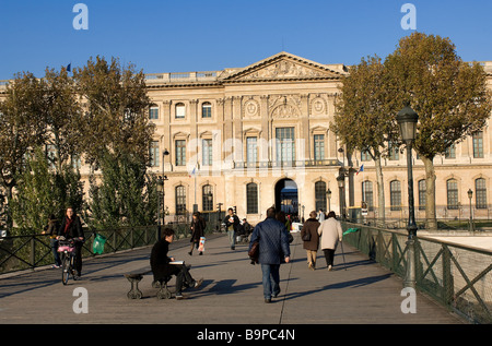 France, Paris, Pont des Arts avec le Musée du Louvre Banque D'Images