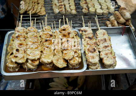 Gros plan sur les bananes aplaties aplaties du barbecue dans un stand de Bangkok Banque D'Images