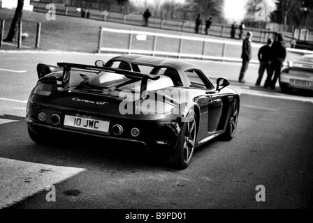 Porsche Carrera GT attend pour entrer sur la voie à GoodWood Banque D'Images