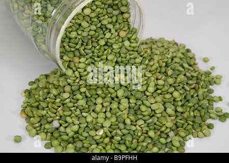 Pois verts légumineuses lentilles Split étant stocké dans un bocal Banque D'Images