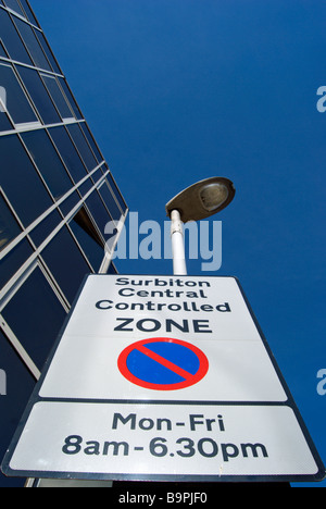 Zone contrôlée par centrale surbiton signe, montrant des interdictions de stationnement de voiture dans la banlieue de Londres de Surbiton, Surrey, Angleterre Banque D'Images