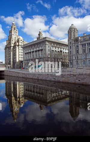 Le nouveau canal à travers l'avant de la Liverpool pierhead, un site du patrimoine mondial Banque D'Images