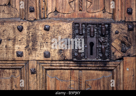 Ancienne Serrure en métal avec serrure et têtes en fonte & Oiseaux, c16th Entrée de l'église de Guillestre, Risoul, Alpes, France Banque D'Images