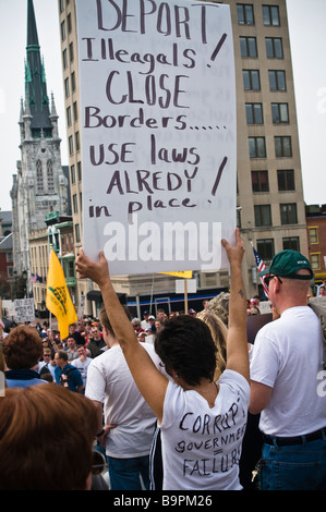 Les dépenses de lutte contre la partie de thé de protestation d'impôts Harrisburg PA , démonstrateur, expulser les clandestins fermer les frontières de l'Amérique Etats-unis signe Banque D'Images