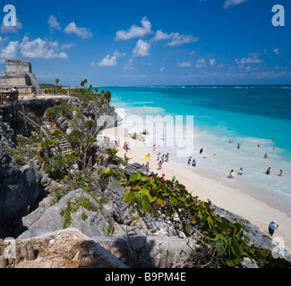 Mexique Yucatan Tulum Riviera Maya Xpu-Ha plage avec le Château de l'ancien site de la ville de Tulum à gauche Banque D'Images