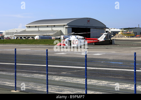 L'hélicoptère atterrit à resscue garde-côtes de la nouvelle base d'hélicoptères de la Garde côtière HM à Portland Dorset Angleterre Banque D'Images