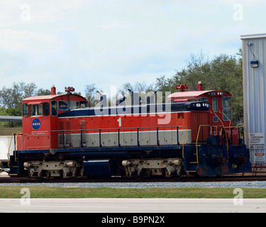 LOCOMOTIVE UTILISÉE POUR DÉPLACER AUTOUR DE SEGMENTS DE LA NAVETTE SPATIALE DE LA NASA au Centre spatial Kennedy à Cap Canaveral en Floride USA Banque D'Images