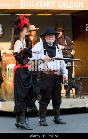 Re-enactment fusillade à l'extérieur de l'Irma Hotel Cody Wyoming USA Banque D'Images