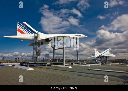 Les avions supersoniques franco-britannique et soviétique, ne sont plus en service, à l'affiche dans un musée en Allemagne. Banque D'Images