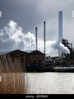 Le moulin à papier Smurfit Kappa sur les rives de la rivière Medway Mill Street Snodland Kent England Royaume-Uni 5AX Banque D'Images