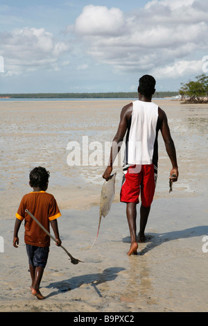 Les père et fils sur la plage avec les poissons, la terre d'Arnhem, Australie. Banque D'Images