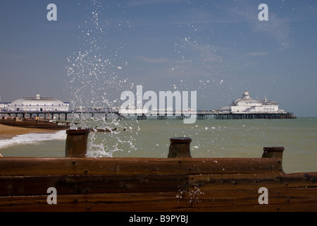 Vague s'écraser sur un épi près de la jetée de Brighton. Banque D'Images