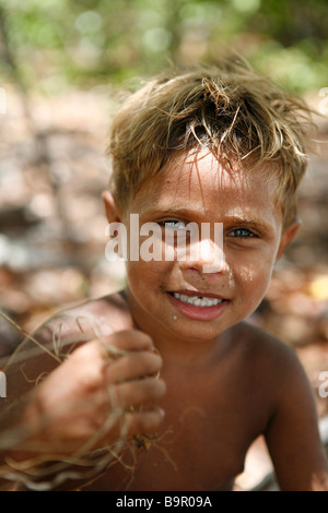 Portrait d'un garçon autochtone, la terre d'Arnhem, Australie. Banque D'Images