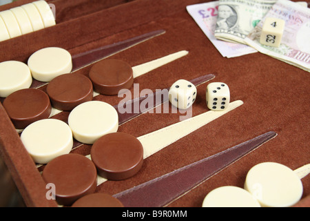 Jeu de Jacquet en cours montrant dames, dés et de mise. Banque D'Images