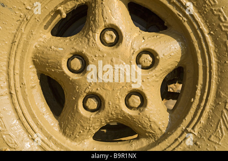 Le fond boueux de volant d'un Land Rover Defender 90 après avoir traversé une route inondée Banque D'Images