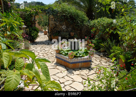 Étang soulevées et fontaine, cour jardin typiquement espagnol, Jesus Pobre, Province d'Alicante, Communauté Valencienne, Espagne Banque D'Images