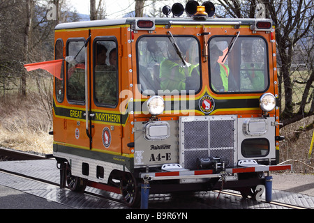 Une seule petite railcar équitation les pistes dans la vallée de Snoqualmie supérieure dans la chaîne des Cascades dans l'État de Washington, USA. Banque D'Images